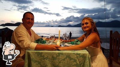 Sente em uma das mesas no Caju Bar e Restaurante