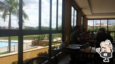 Sente em uma das mesas no Ducas' 7