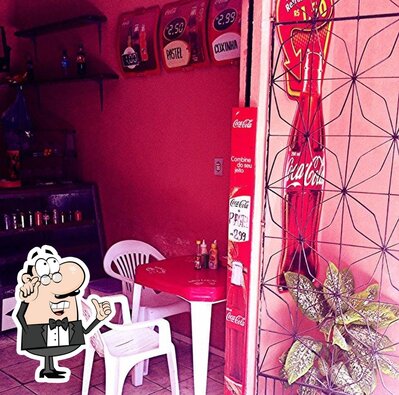 Sente em uma das mesas no Welvit Lanches