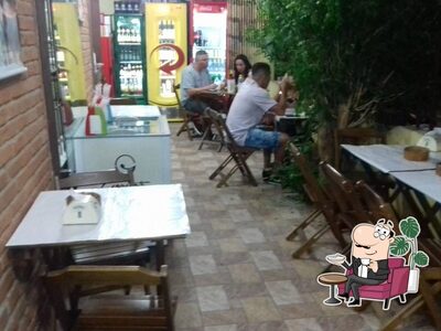 Sente em uma das mesas no Tenda do Peixe