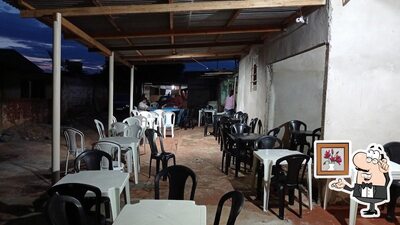 Sente em uma das mesas no Reginaldo Lanches
