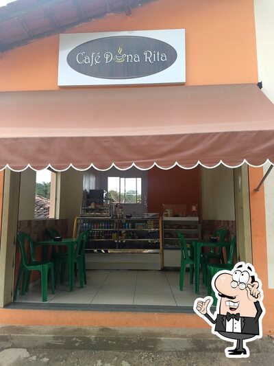 Sente em uma das mesas no Café Dona Rita