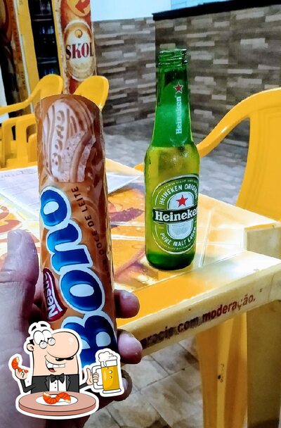Desfute uma tulipa de cerveja leve ou escura