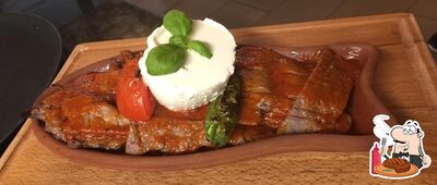 Curiosa tra l'ampia gamma di piatti di carne