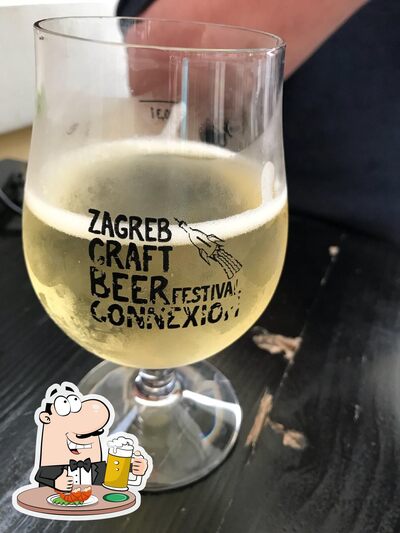 Puoi ordinare un rinfrescante bicchiere di birra chiara o scura