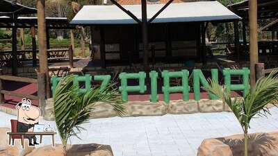Sente em uma das mesas no Fazenda Piana