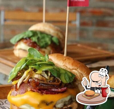 Delicie-se com um hambúrguer no HAUS