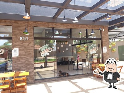 O interior do Villa Verde Comidaria