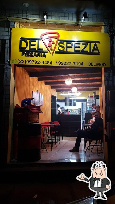 Sente em uma das mesas no DEl SPEZIA PiZZARIA
