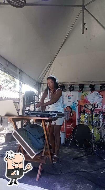 Sente em uma das mesas no Esquenta Beach Club