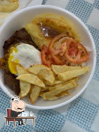 Sente em uma das mesas no Marmitas e Marmitex