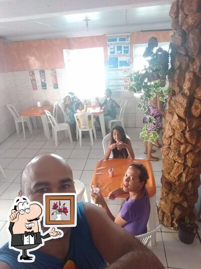 Sente em uma das mesas no Restaurante Pandora