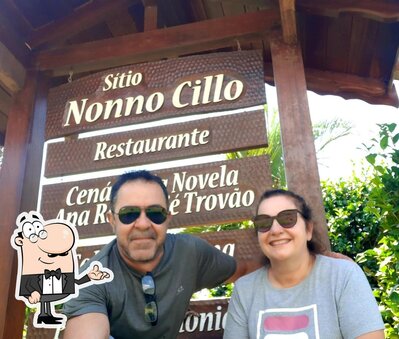 Sente em uma das mesas no Sítio Nonno Cillo