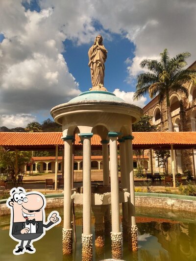 Desfrute da vista do exterior Mosteiro dos Jesuítas