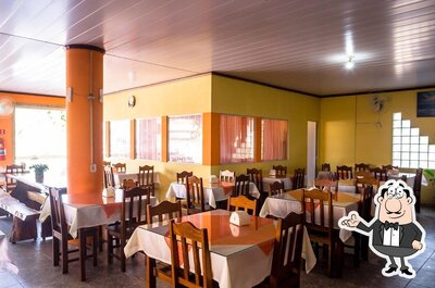 Sente em uma das mesas no Restaurante e Lanchonete Faz Sabor
