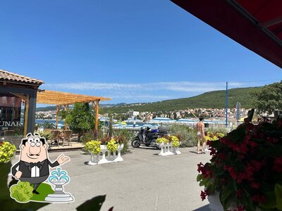 Guarda gli esterni di Bistro Rokan