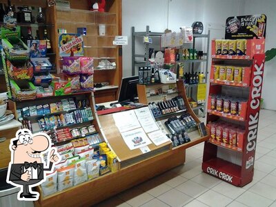 Distributore di carburante, autolavaggio, bar e shop foto