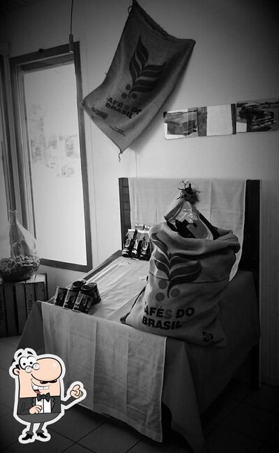 Siediti a un tavolo di Distributore di carburante, autolavaggio, bar e shop