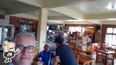 Sente em uma das mesas no Café Paradouro Do Campo