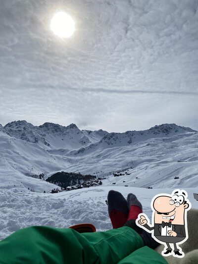 Puoi goderti l'aria fresca da seduto all'esterno di Tschuggenhütte