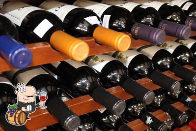 É agradável desfrutar uma taça de vinho no Família Venturim
