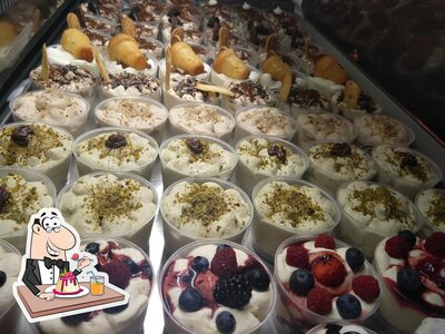 MiTiroSù serve un'ampia selezione di dolci