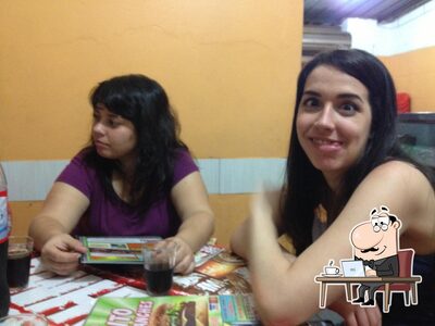 Sente em uma das mesas no BRITO LANCHES