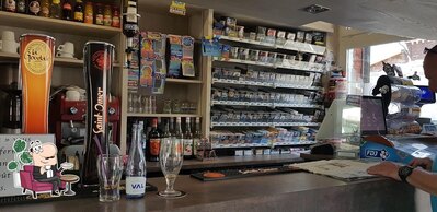 Installez-vous à l'une des tables de Le Relax