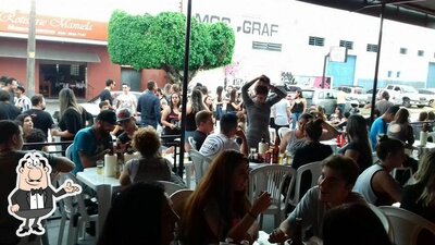 Sente em uma das mesas no Pub 13