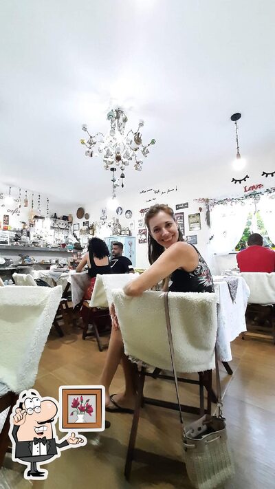 Sente em uma das mesas no Serafina Café