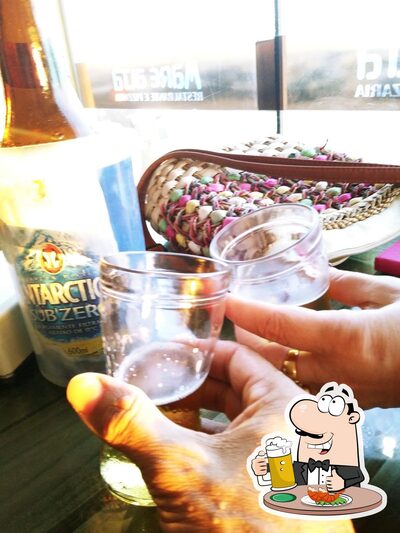 Desfute uma tulipa de cerveja leve ou escura