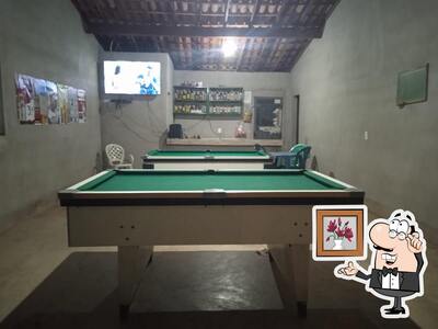 Sente em uma das mesas no UNOSSO BAR