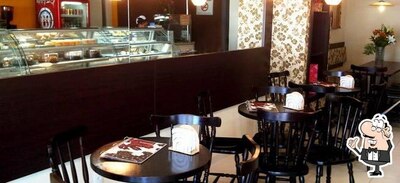 Sente em uma das mesas no Bombomcafe