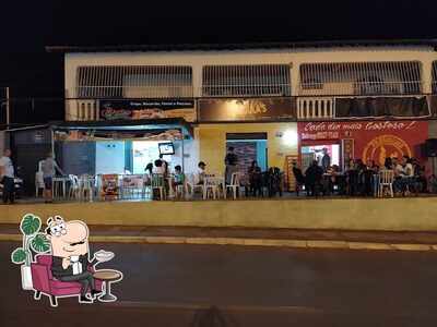 Sente em uma das mesas no Doggula's Hot Dog