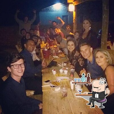 Sente em uma das mesas no Doze85 RestoPub