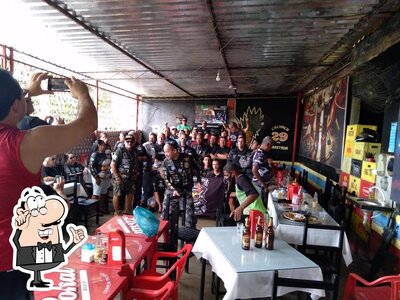 Sente em uma das mesas no Bar do Junior