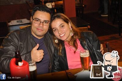 Desfrute de um drinque no Cia do Cupim