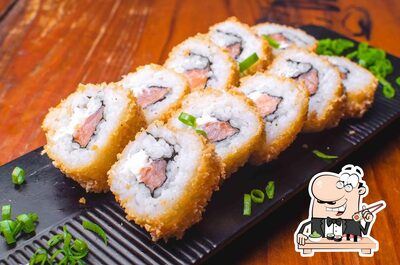 Rolos de sushi são servidos no Homak Sushi - Zona Norte