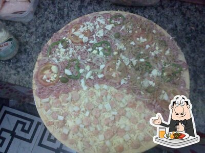 Comida em Pizzaria dos Gêmeos