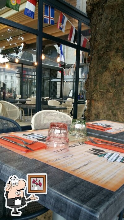 Installez-vous à l'une des tables de L'Annexe
