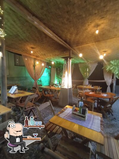 Sente em uma das mesas no Pizzaria Imperial