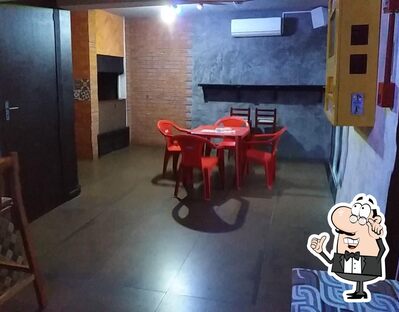 Sente em uma das mesas no Venus Club Privê