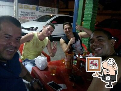 Sente em uma das mesas no Espetinho do Didi