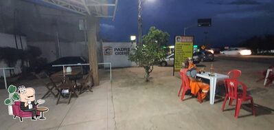 Sente em uma das mesas no Lanchonete Padre Cícero