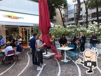 Dai un'occhiata agli interni di MOPI Bar