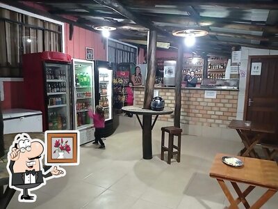 Sente em uma das mesas no Bodega do careca