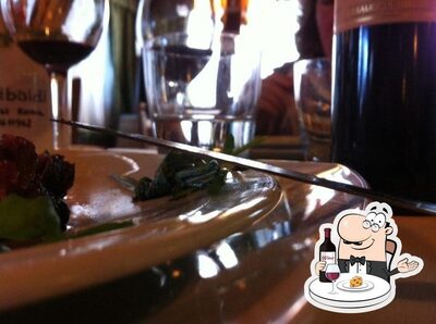 È gradevole godersi un bicchiere di vino al ristorante Da Garibaldi