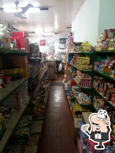 Sente em uma das mesas no Bar e mercearia do gordo