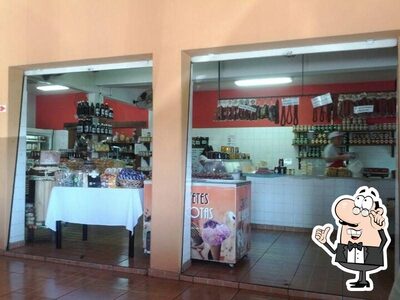 Sente em uma das mesas no Empório Tavolaro
