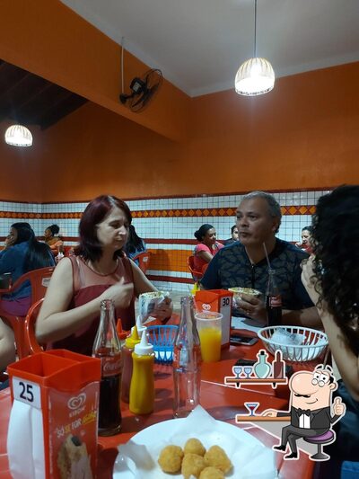 Sente em uma das mesas no Lú Lanches Santa Bárbara d'Oeste